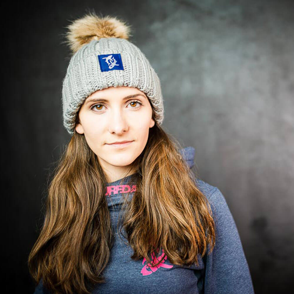 zurfday-bommel-beanie-grau